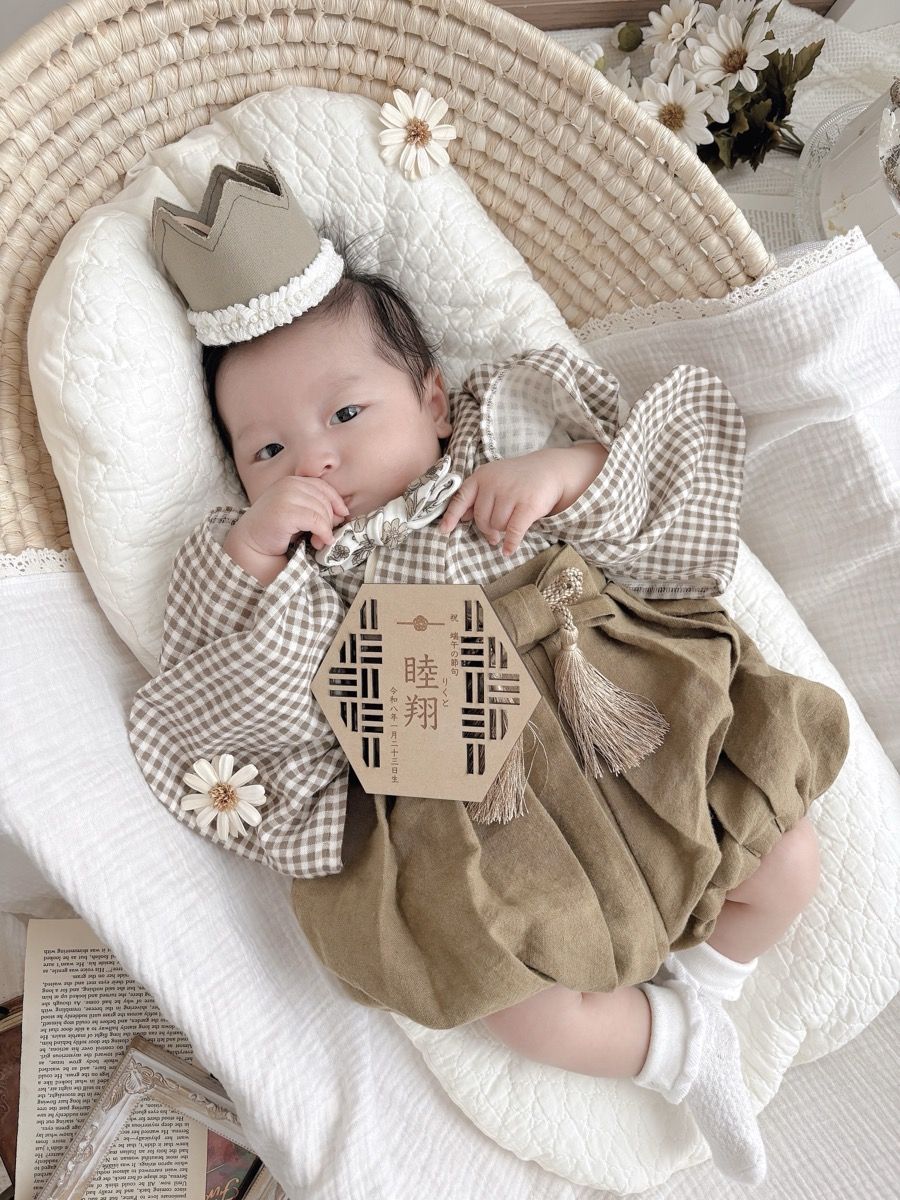 白いボードをレフ板代わりに使って赤ちゃんの顔の影を飛ばす撮影のイメージ