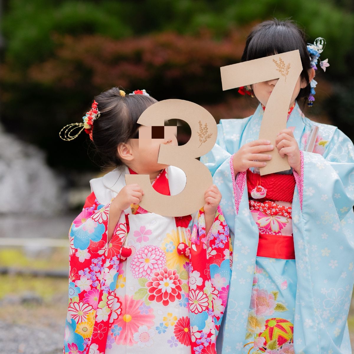 青い着物の7歳と赤い着物の3歳、姉妹同時七五三の当日撮り