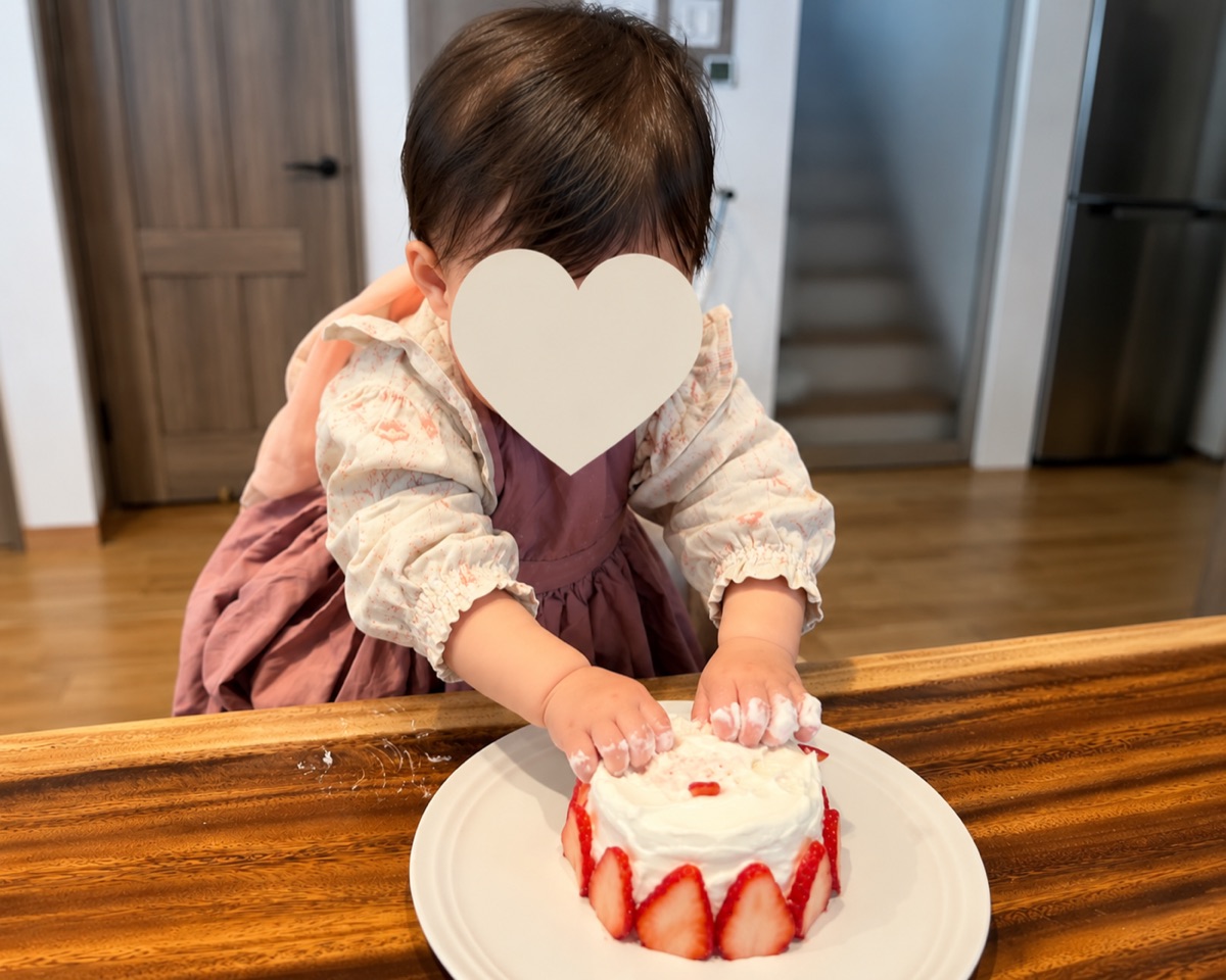 スマッシュケーキを両手でつかむ1歳の赤ちゃん