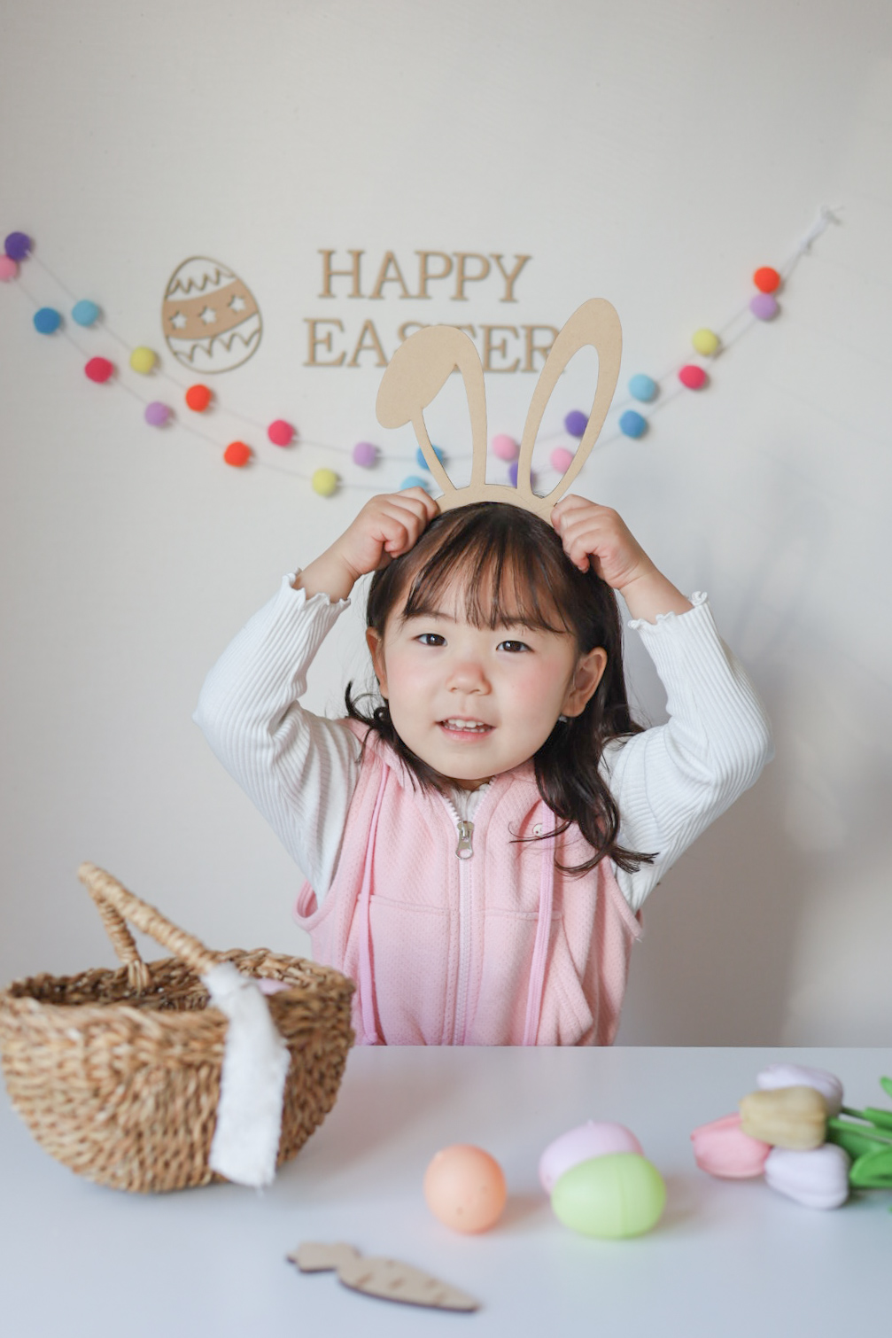 小物や飾りに注目する自然な子どもの瞬間フォトイメージ